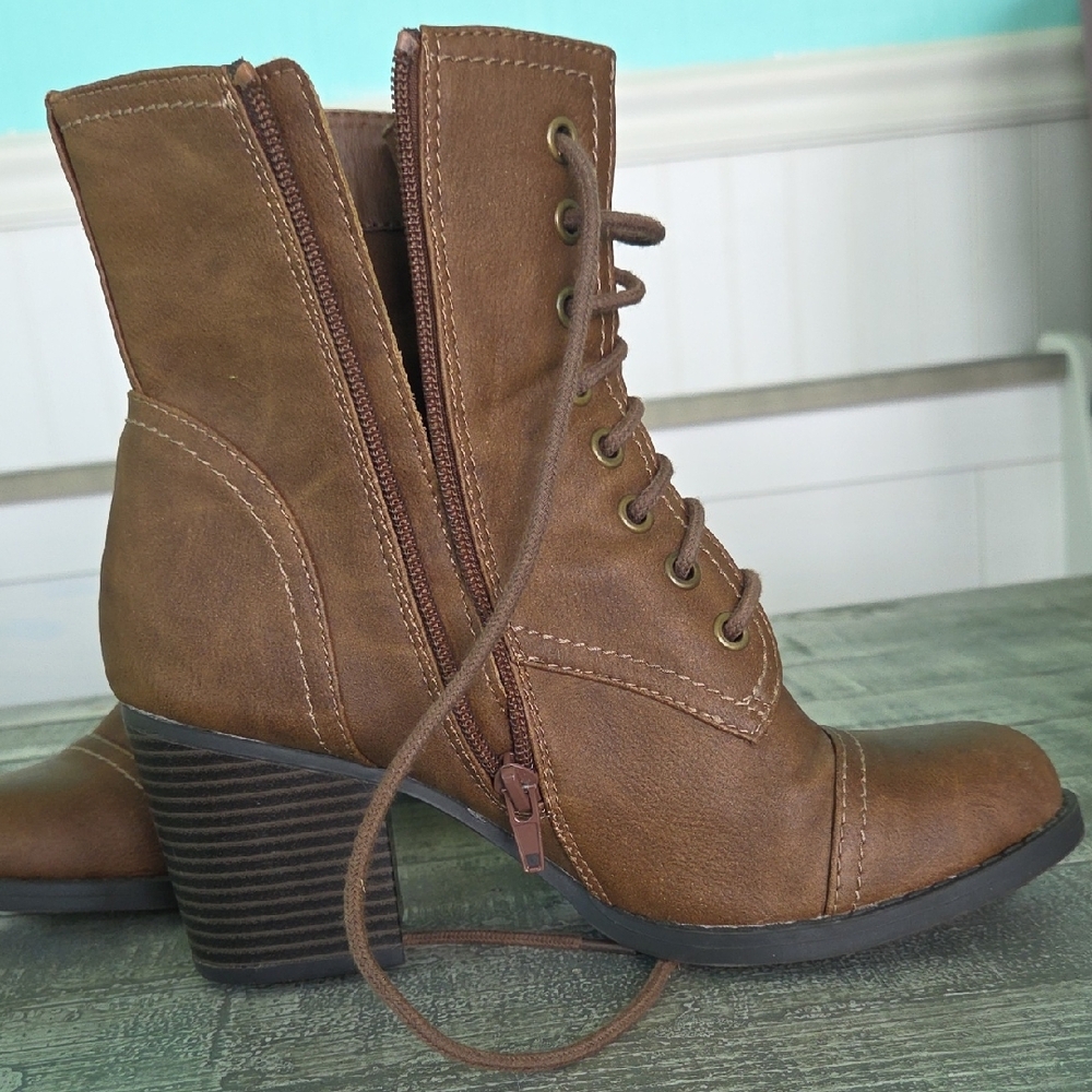 Faded Glory Brown Lace-Up Boots with Chunky Heel - Picture 4 of 8